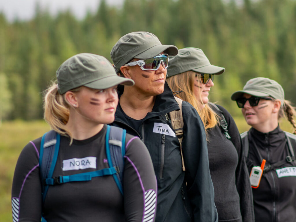 Fire rekrutter på rekke
